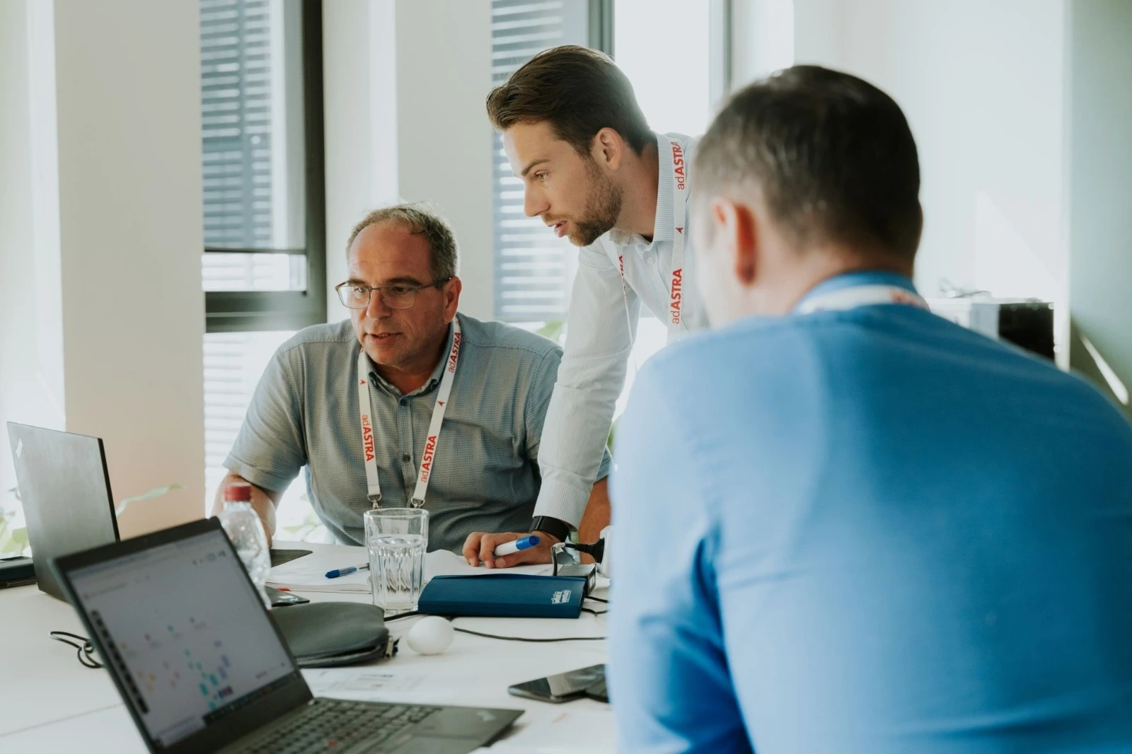 Beratungssituation am Tisch