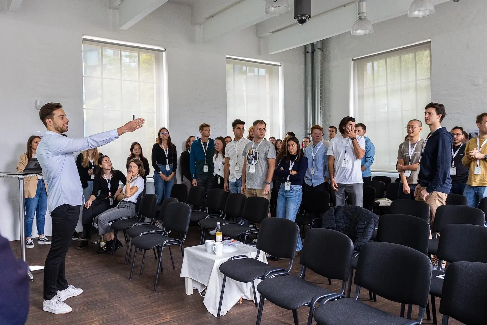 Felix Günther moderiert einen Workshop für Startups